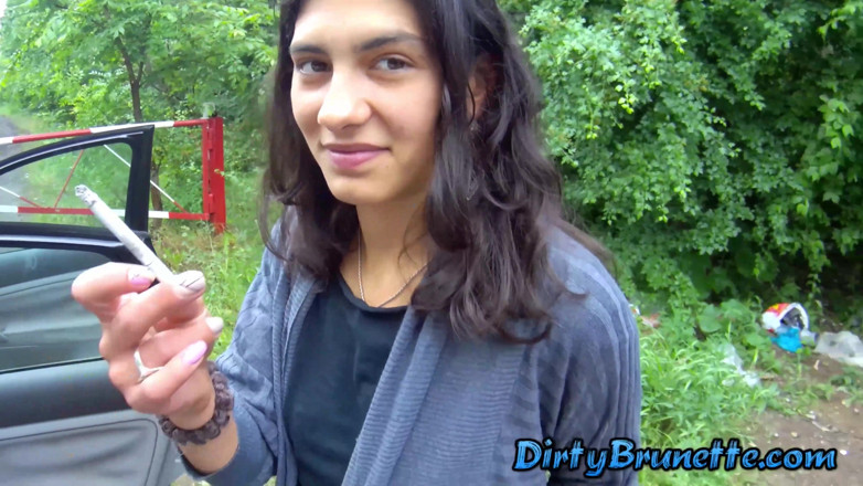 Dirty Brunette: 角質妻blowbangとコック吸い屋外