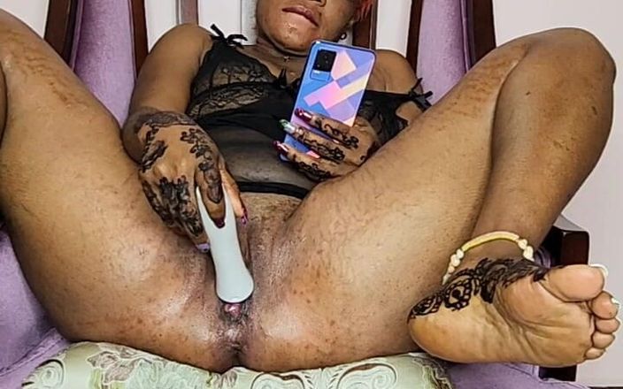 Afro fuck queens: कामुक वेश्या खेल रही है और अपनी ढीली चूत को सेक्स टॉय के साथ भर रही है