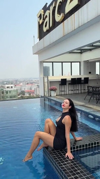 Gaun mini, kaki jenjang, kolam renang atas atap