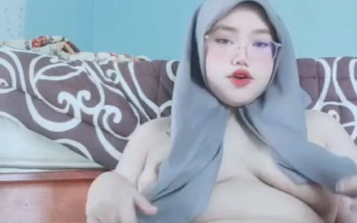 Jilbab69: Onani av en kåt Jilbab -flicka orsakar vätska att komma ut...