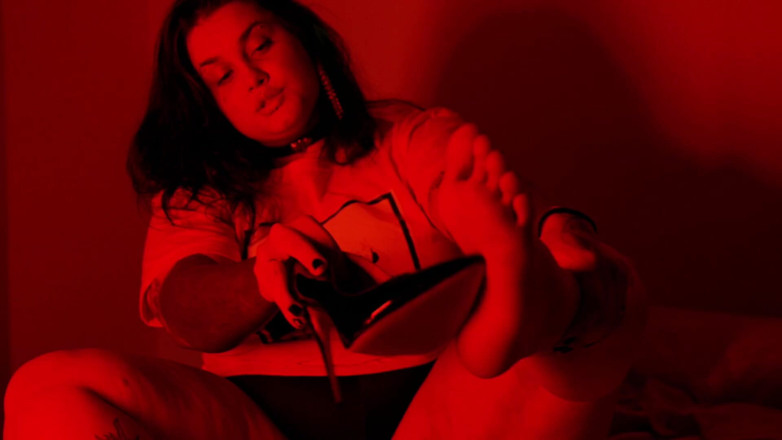 Evol Feet: Ești destinat să-mi lingi tălpile ore întregi