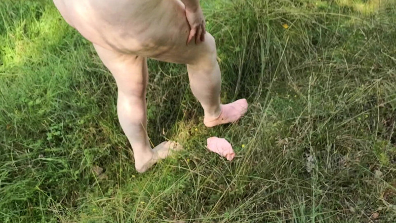 Bouncy Tits Action: Fully naked in outdoor place