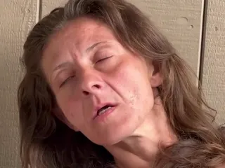 La zia preferita di tutti viene beccata a fumare e gioca con la sua figa in veranda.