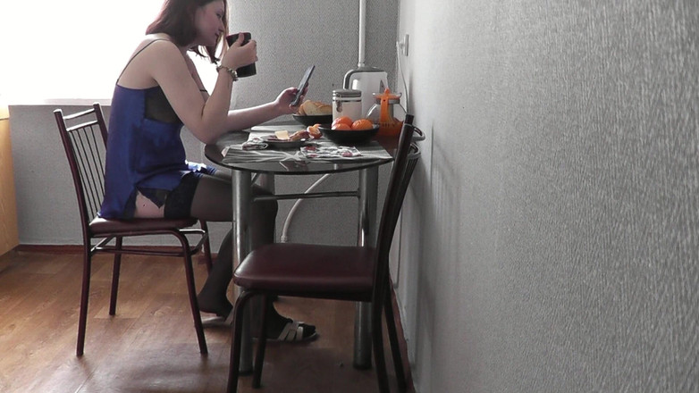 Assol: Jolie fille. La sexy Assol en lingerie érotique fait du café...