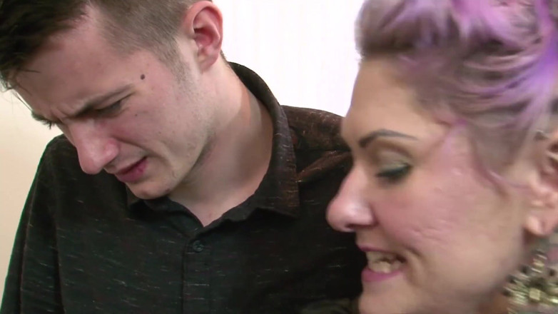 Nightclub Amateur Series: Teef milf met tatoeages wordt geneukt op de keukenvloer