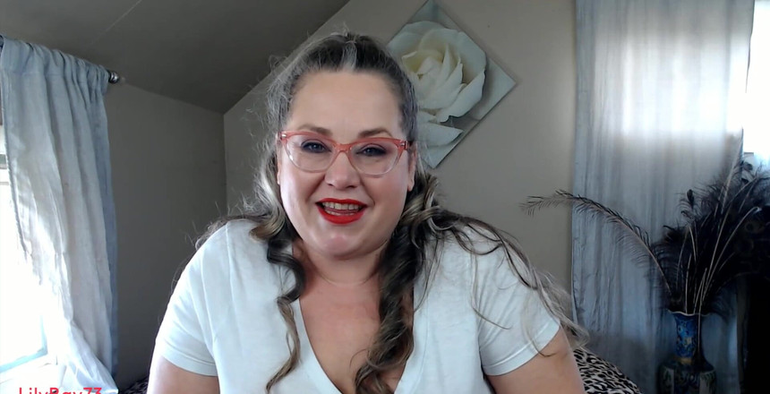 Lily Bay: Orta yaşlı seksi kadının pirsingli göğüsleri