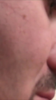 Ragazza bionda succhia il suo cazzo da vicino