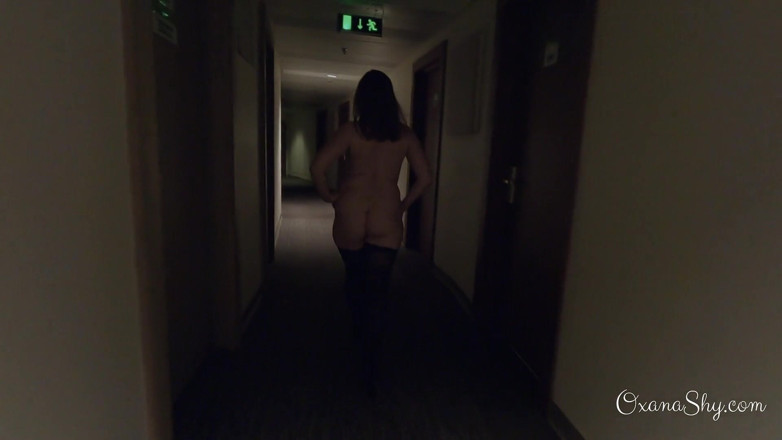 MILF Oxana: Beccato nudo nel corridoio di un hotel
