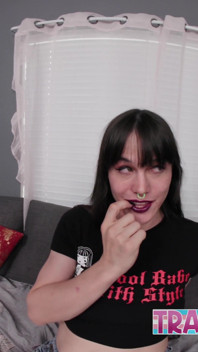 Traviesa trans Nyxi Leon se masturba y se corre anal
