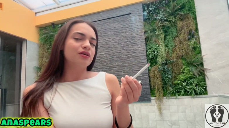 All You Can Fetish: Горячая курящая девушка богиня-брюнетка курит сигарету, губная помада