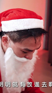 Una ragazza asiatica arrapata implora di succhiare il cazzo e di farsi scopare duro per natale