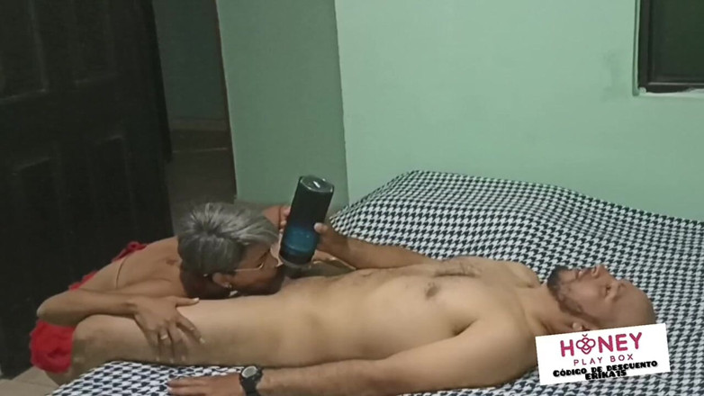 Swingersamateur40: Você me pegou me masturbando no seu quarto.