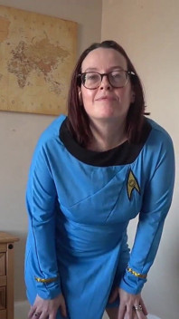 Strip-tease dans l’uniforme d’infirmière cosplay de Star Trek