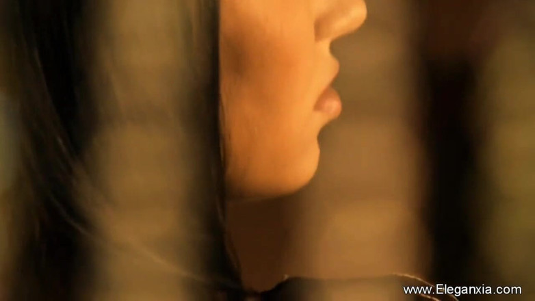 Eleganxia: สาวอินเดียสวยเต้นและโชว์หุ่น