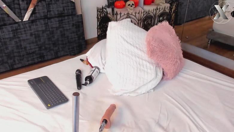 Feet Lovers club: मेरा स्ट्रैपऑन अंदर और बाहर आता है, वह चिल्लाती है, मैं हांफता हूं