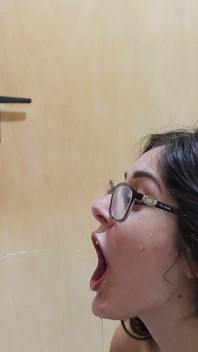 Compilation de pipi dans la bouche