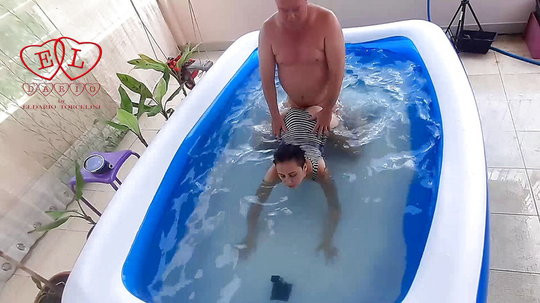 Strange stepfamily: Respirație ținută sub apă. Dominare cu sex dur. Nudistă Regina Noir înoată,...