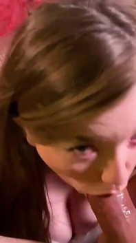 Olivia Noel için yarağını emiyor
