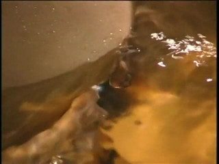 Girl on Girl: Azgın lezbiyenler havuzda birbirlerinin amını parmaklıyor