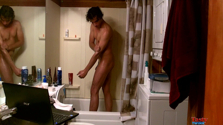 Tasty Twink: Keseronokan mandi Tristan Hollister