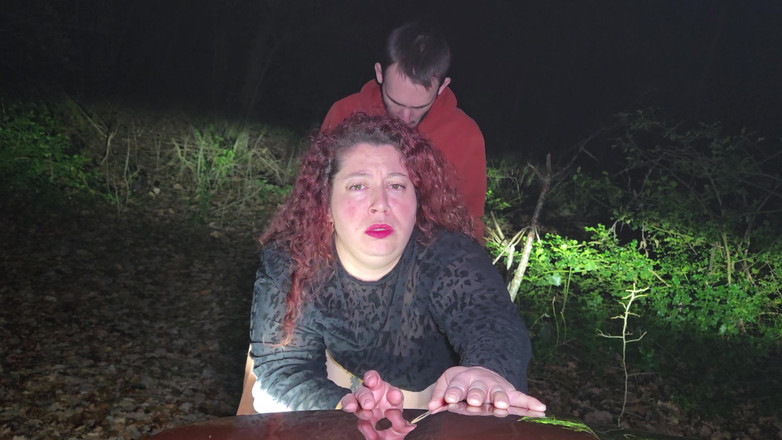 abricot sucree: 小婊子在夜里森林里被操