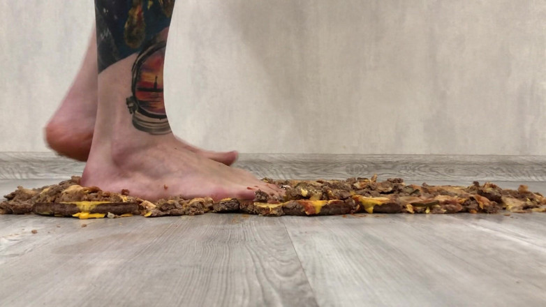 Footmodel Valery: 入れ墨の女の子は、ロイルのハンバーガーを粉砕