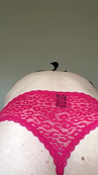 Sissy knullar dildo på soffan