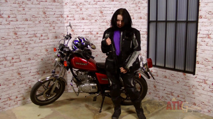 ATKIngdom Fans: Lizzie robi szeroki strip-dokuczanie swoim dużym motocyklem