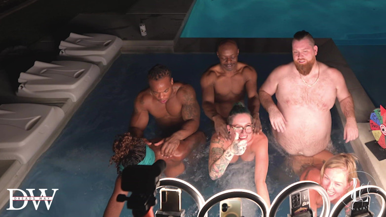 LyricsWay: Pesta seks antar ras live di bak mandi