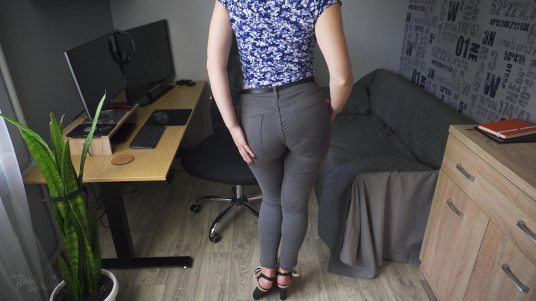 Teasecombo 4K: Amateur-milf plaagt perfecte kont in superstrakke spijkerbroek en slipjeslijn