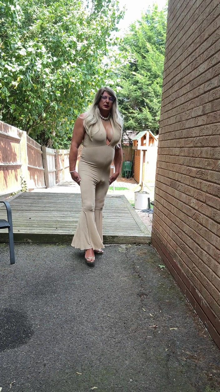Kelly CD 2022: Sexig crossdresser Kellycd2022 i guld stretchig kattdräkt och klackar