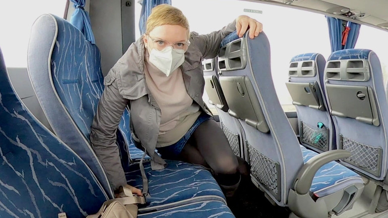 Mature_cunt: Masturbazione di gambe incrociate in un autobus