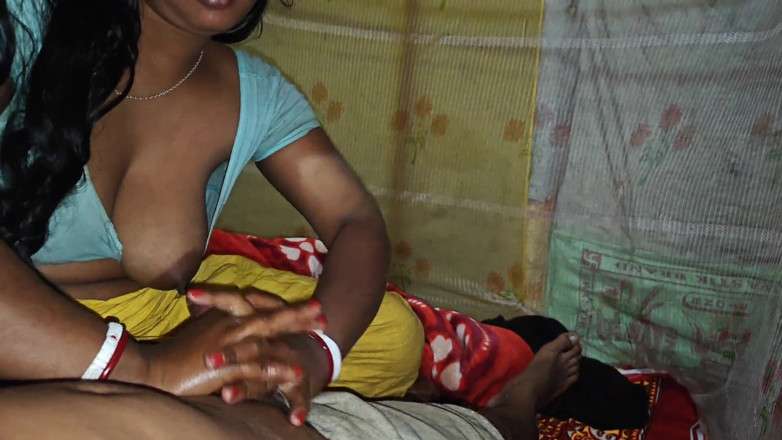 Darling sema: Une bhabhi desi indienne sexy fait une branlette avec de...