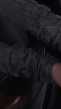 Seluar jeans dan footjob di dalam kereta saya!