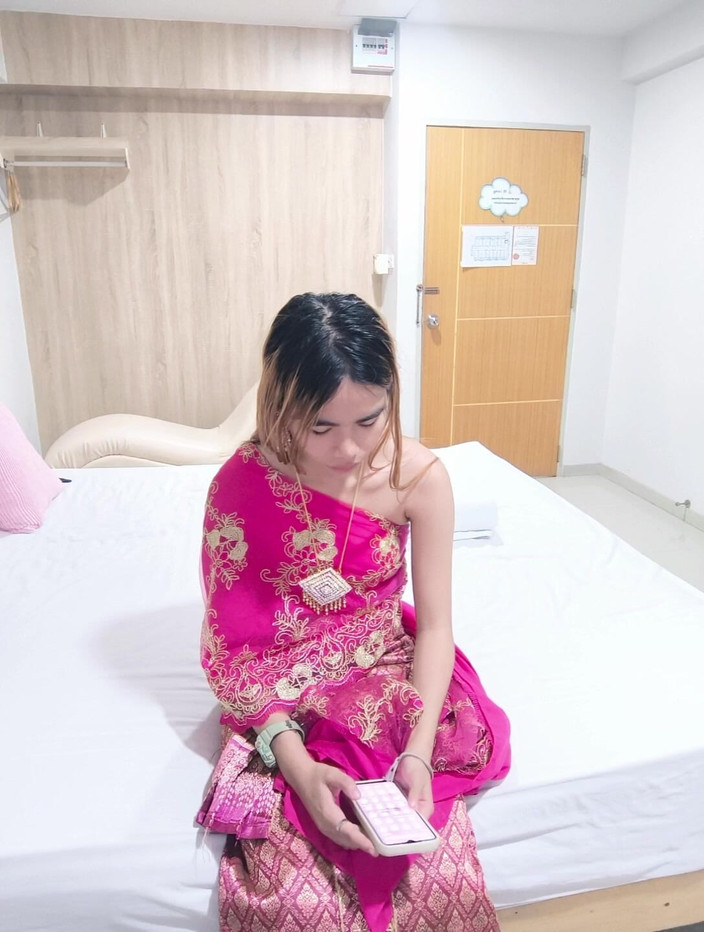 Daralux: Ragazza tailandese in abito tailandese rosa