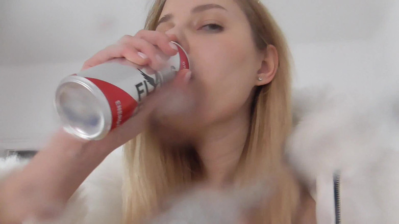 Solo Austria: Putri Kelly Tinggi Meludah di Wajah dan Mulut Anda