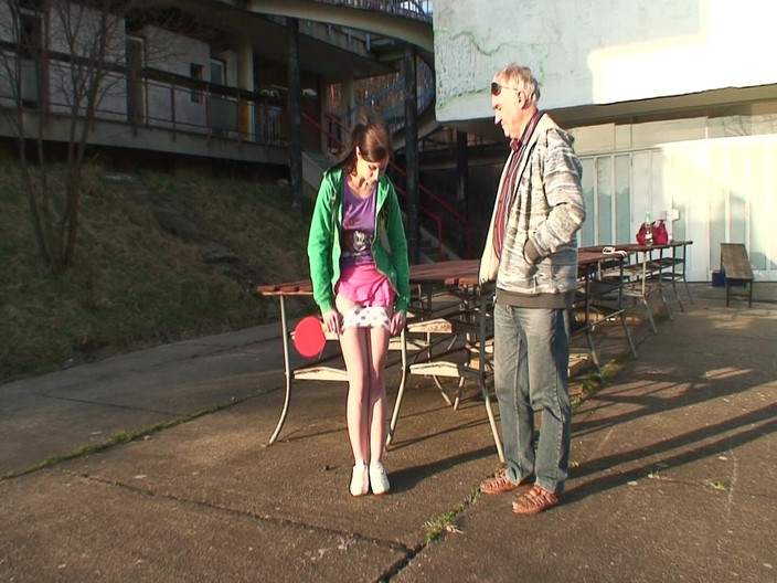 German porn friends: Sexy brunetka je vylízaná a vyprstěná starším mužem venku