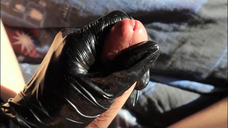 SEXY_GUYBEST: Bijna klaarkomen van een lange en zachte pikmassage in latexhandschoenen