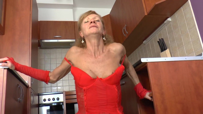 Mature Climax - 100% Mature Videos: Com tesão avó puta é fodida na cozinha