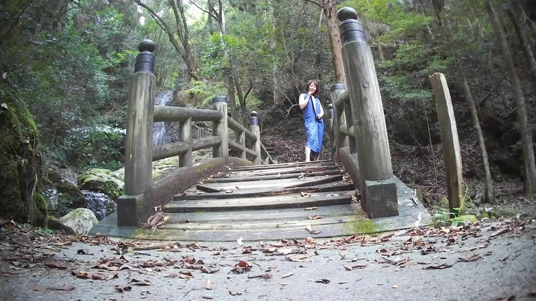 Mayumi Kanzaki: Japanese MILF Outdoor
