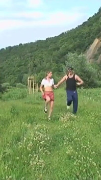 L'istruttore joggin porta il suo giovane studente nel bosco e le scopa la figa stretta