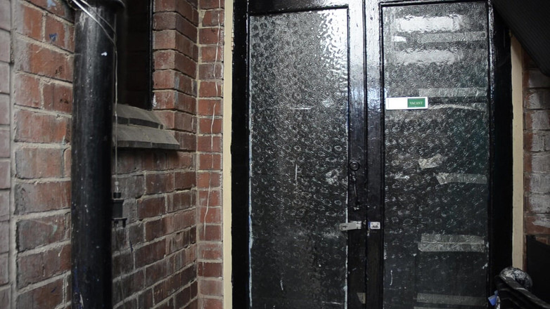 J Peters adult: 水管工呼叫