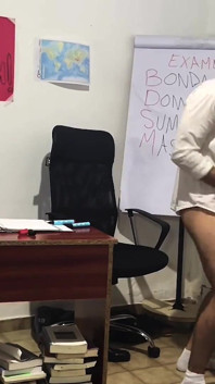 Cô giáo quất roi và đụ học sinh nhỏ nhắn để cô ấy vượt qua kỳ thi