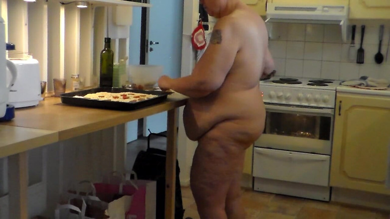 Sex hub couple: Jen is all nude and baking