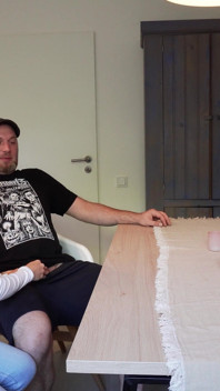Un mari allemand cocu regarde sa femme sexy baiser sans préservatif avec sa grosse bite