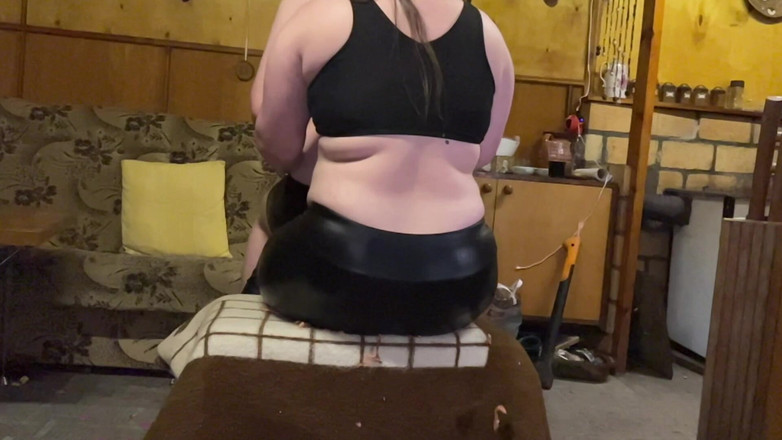 BeachBallsDuo: 100kg Bigbootylucy Agressively Crushed 10 Large Balloons and 2 Big Foil Number...