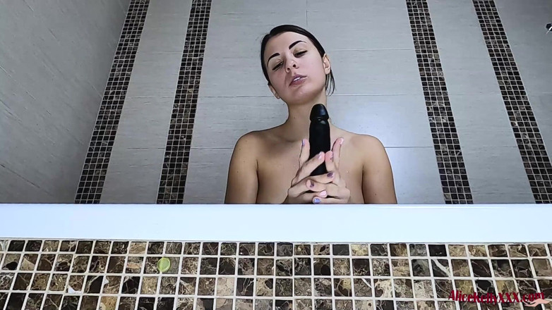 Alice KellyXXX: Сексуальная брюнетка моет тело и играет с анальным дилдо в душе - оргазм
