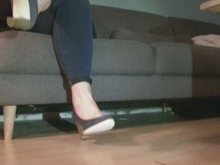 Pov legs: Сидение на диване в бли-джинсах, bleu каблуки играет с телефоном