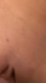 Brunetka dziwka ssie kutasa i dostaje fucked piesek w piekarni POV