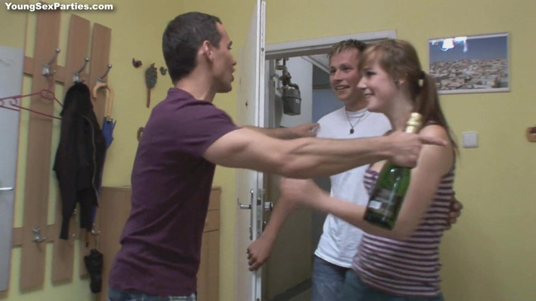 Young Sex Parties: Гостинна секс-вечірка